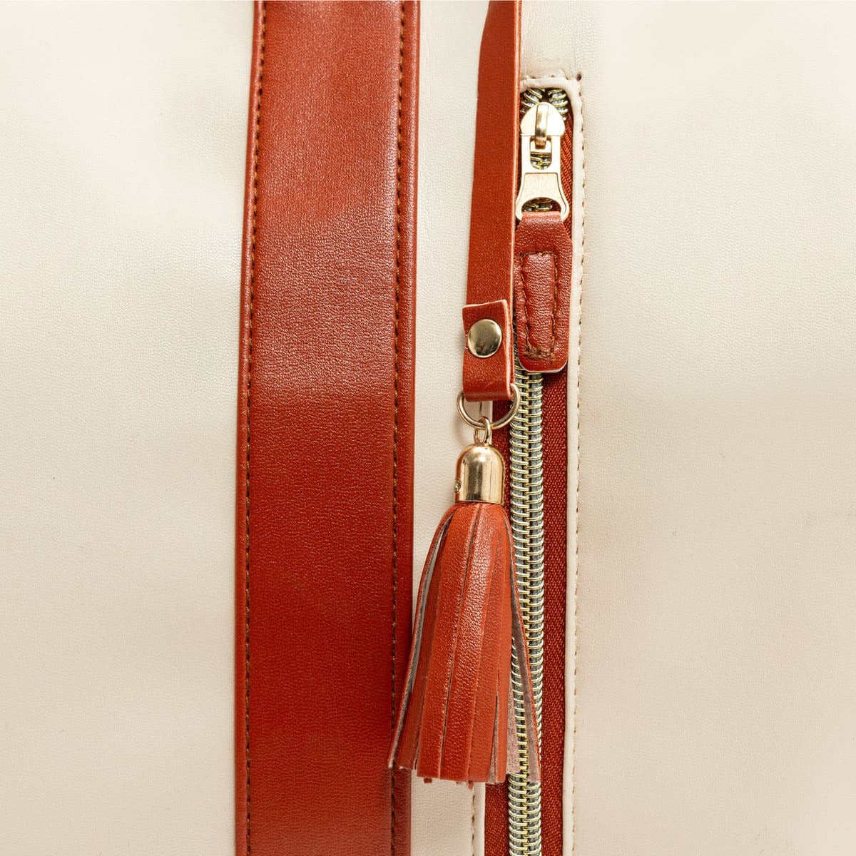Snow bag zipper and tassel close-up